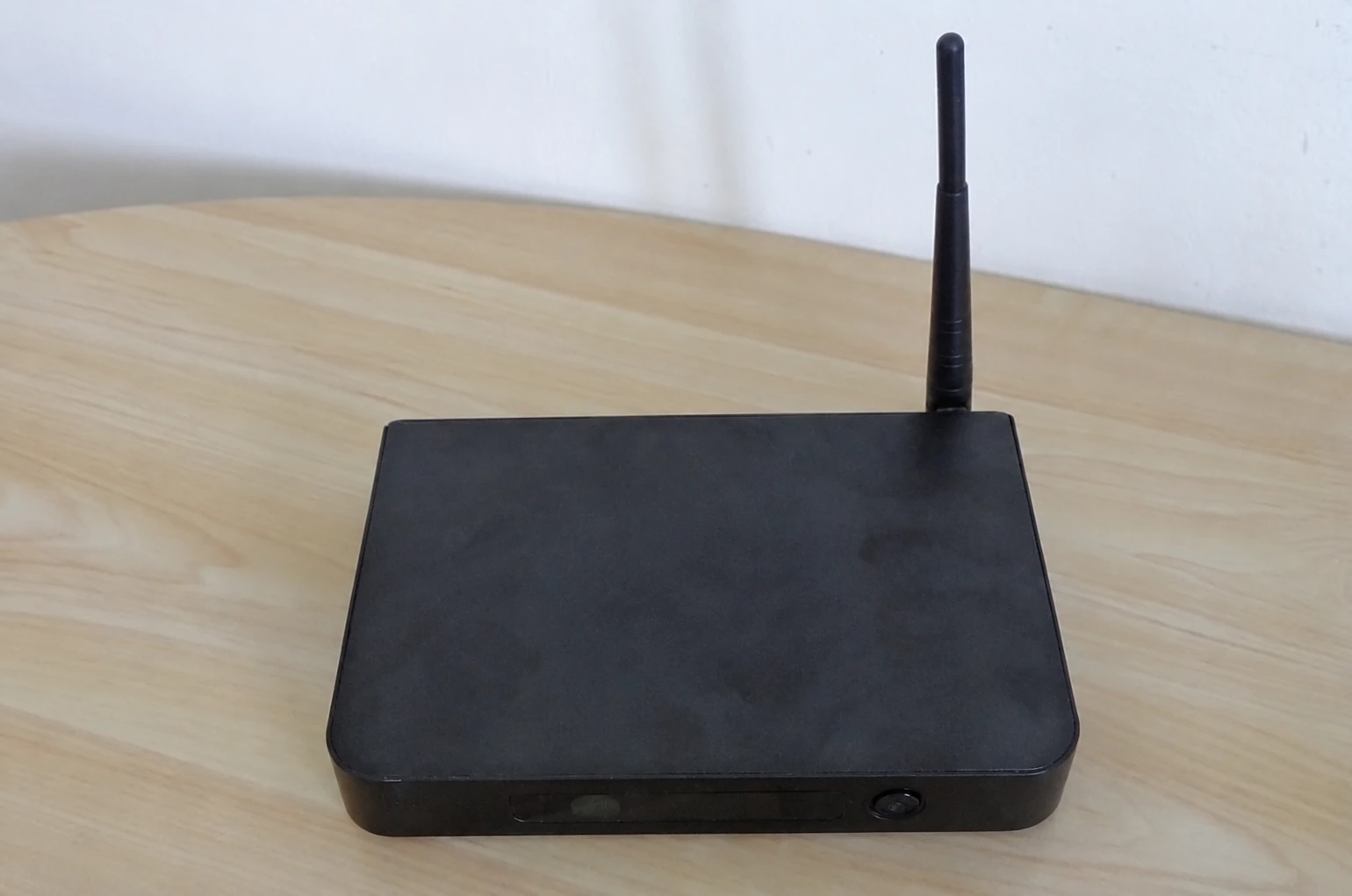 Ảnh tham khảo box Android màu đen có anten, đã xử lý nhãn hãng