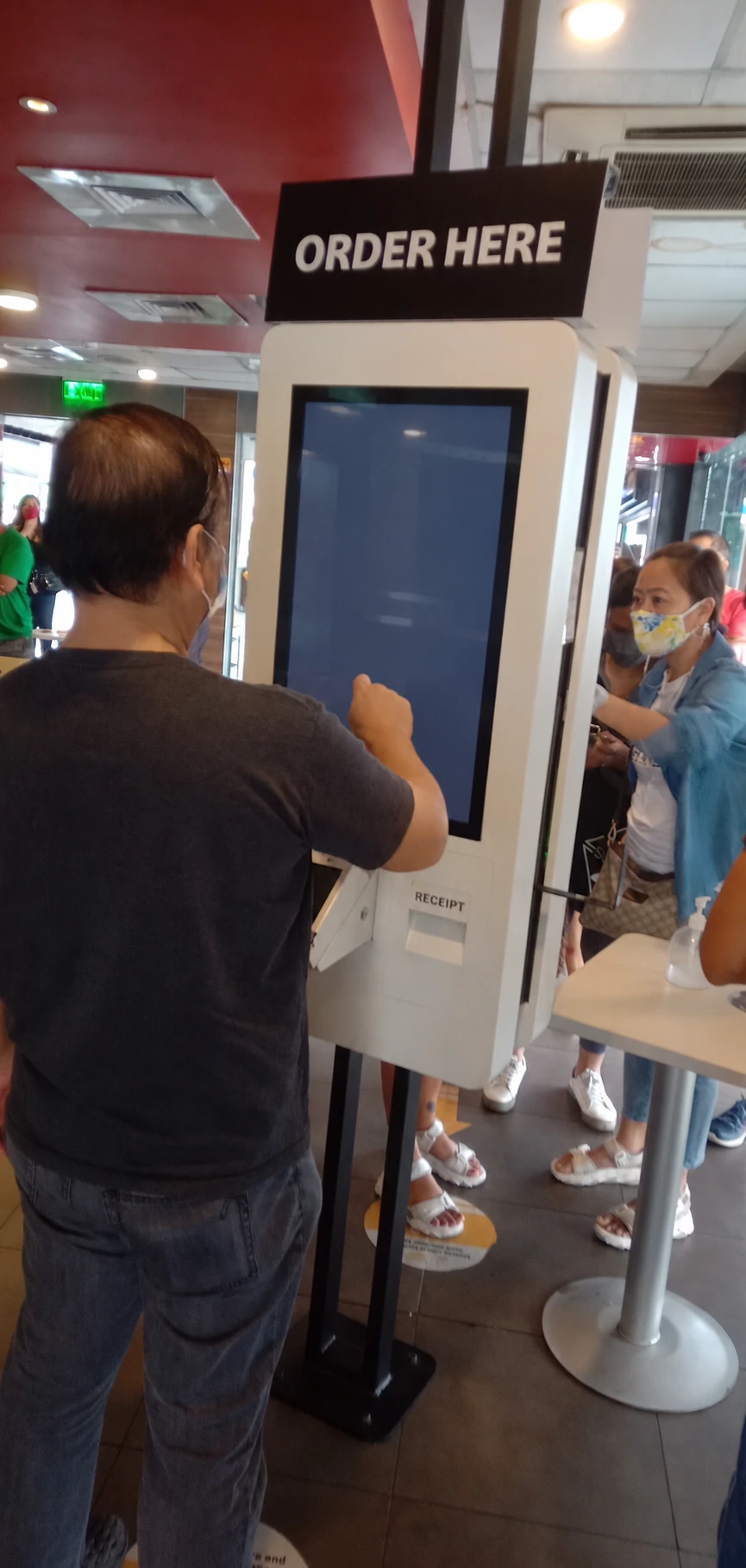 Máy tự đặt món tham khảo với màn hình chờ, chưa minh họa giao diện MANCHAN